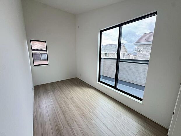 【【2階6.1帖洋室】】南向きのワイドバルコニーに面した明るいお部屋です。 大きな窓から心地よい陽光が室内に広がり、毎朝気持ちよく目覚められる主寝室にもぴったりな空間です。