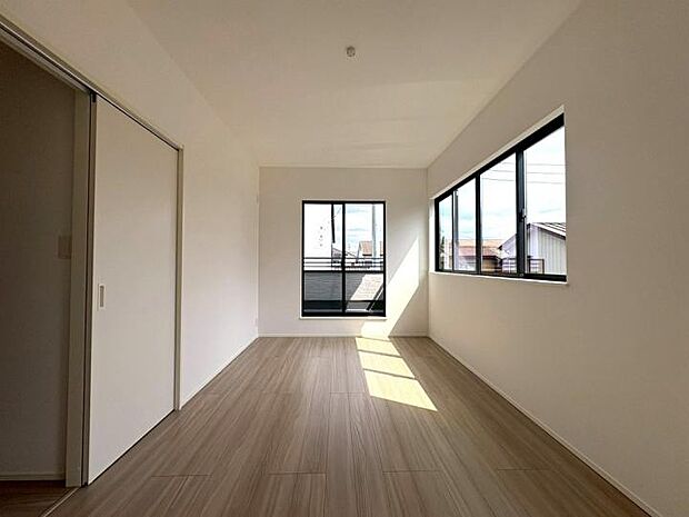 【【1号棟/2階洋室】】家族みんなが心地よく過ごせる住まい。全部屋6帖以上の広々とした設計で、プライベートな時間もゆったり楽しめます。