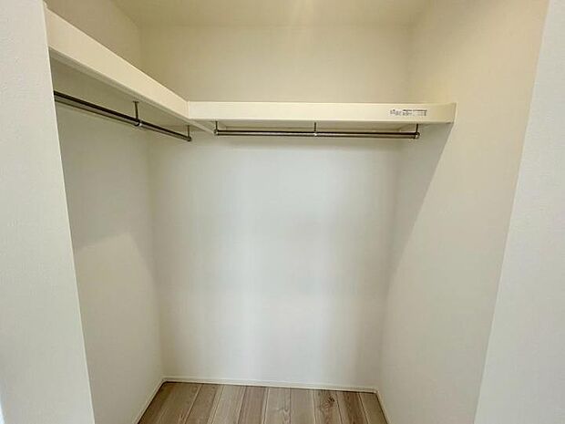 【収納】衣類から季節物までたっぷりしまえる、収納に便利な大容量ウォークインクローゼット付き！