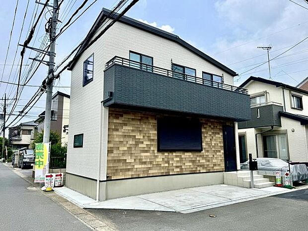 【現地】永大オリジナル施工の安心住宅。カードキー対応ドアでセキュリティも安心です。閑静な住宅街の角地という恵まれた立地に加え、耐久性の高い仕様を採用。家族の安全と建物の資産価値を長く守り続ける住まいです。