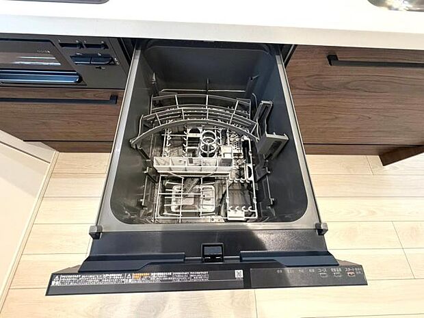 【【キッチン】】節水・省エネにも貢献するビルトイン食洗機を採用。手荒れを防ぎながら、毎日の調理や片付けをスマートにサポートします。