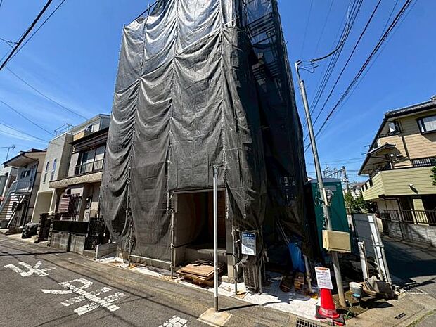 【【現地写真】】「角地・駐車場・充実設備」の三拍子が揃った暮らし。開放的な角地にカースペース小型車1台分を確保。食洗機や浴室乾燥機など、家事をサポートする最新設備も標準装備した機能的な住まい。（2026年6月撮影）