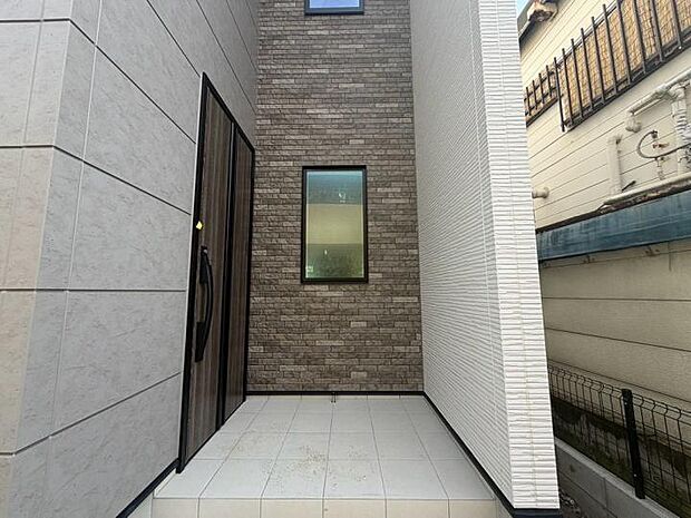 【現地】玄関前に屋根がある設計なので、雨の日でも安心です♪