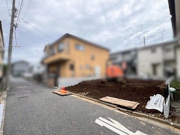 【現地】◆開放的な19帖超LDK!2階リビングならではの明るい陽光が差し込み、プライバシーも確保しやすくゆったりと家族の時間を過ごせます!※2026.6月撮影