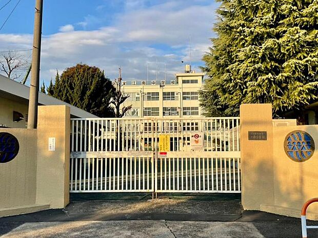 足立区立江南中学校(約650m)