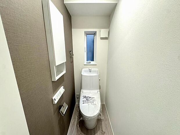 【【トイレ】】温水洗浄便座＆節水型トイレを1・2階の2箇所に完備。朝の混雑時も安心で、家計にも優しい仕様です。