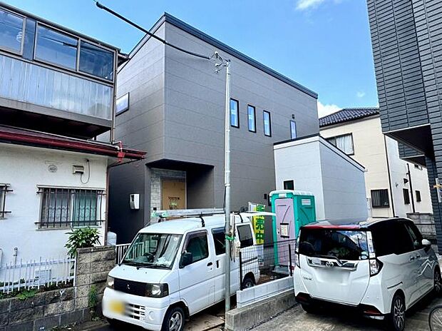 【現地】新田小学校まで徒歩7分、新田中学校まで徒歩8分。お子さまの登下校も安心の立地です。