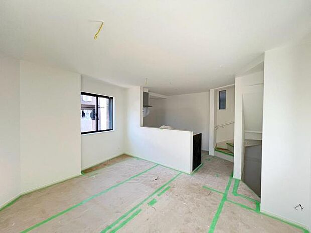 【リビング】◆着々建築中!建築中ですが室内の広さ等ご体感出来ますので、是非ご見学ください!※2026.9月撮影