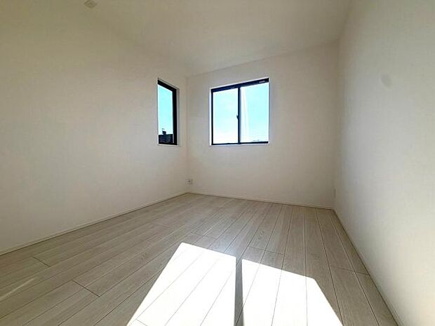 【【2階6.8帖洋室】】断熱効果の高い複層ガラスを採用!内側が冷えにくいため、冬場の不快な結露対策にも効果的です。