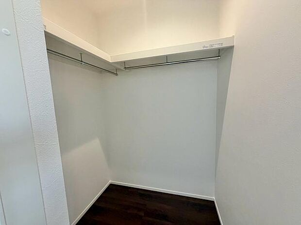 【収納】衣類から季節物までたっぷりしまえる、収納に便利な大容量ウォークインクローゼット付き!