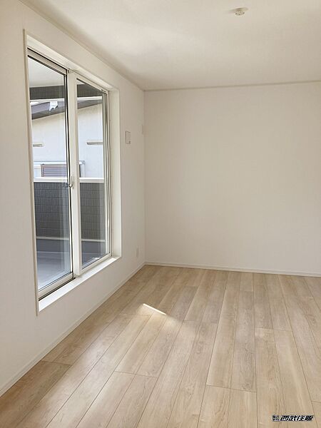 【2階・洋室】広いルーフバルコニーに面した明るいお部屋です。同仕様写真