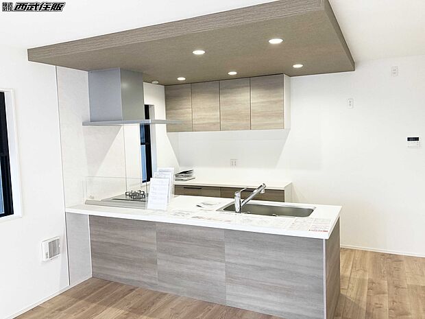 【キッチン】ペニンシュラキッチンで壁がないのでワクワクするお洒落な空間ですね！