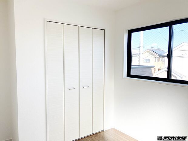 【2階・洋室】クローゼットのある明るいお部屋です。