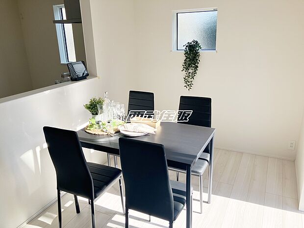 【ダイニング】カウンターキッチン＆ダイニングはテーブルを置いても余裕のスペース！