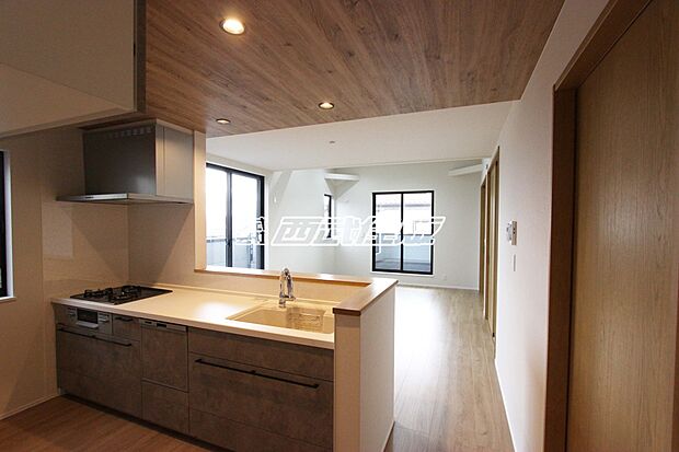 【キッチン】お洒落なポップアップ天井が素敵です。