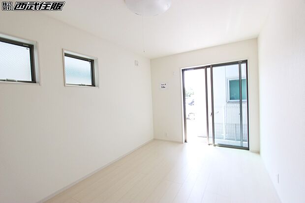 【洋室】2面採光のお部屋は陽射しがたっぷり入るので気持ちがいいですよ。同仕様写真