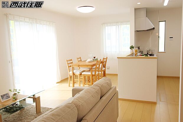 【リビング】広々として明るいリビングは家族の憩いの場となること間違いなし！同仕様写真