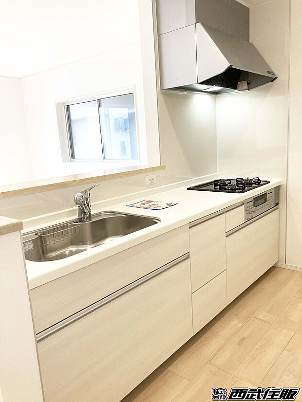 【システムキッチン】とても明るいカウンターキッチンは開放的!同仕様写真