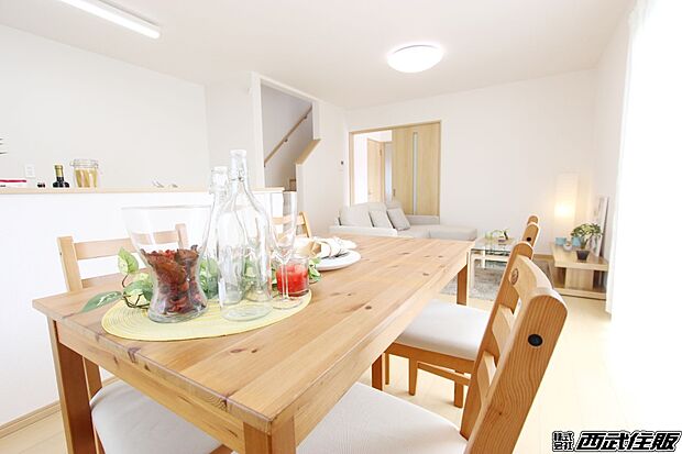 【リビング】インテリアの映える広々としたリビング。室内明るく、ゆったり快適に過ごせます。同仕様写真