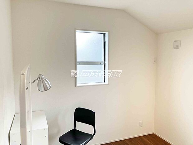 【2階・洋室】充実したプライベートタイムを過ごせる個室感があるお部屋 同仕様写真