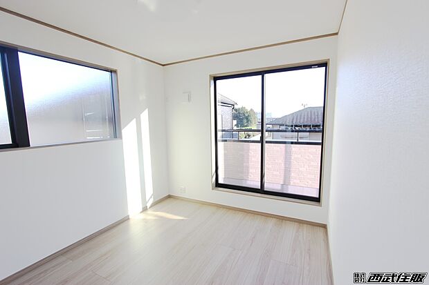【2階・洋室】2面採光でバルコニーにも面した明るいお部屋です。同仕様写真
