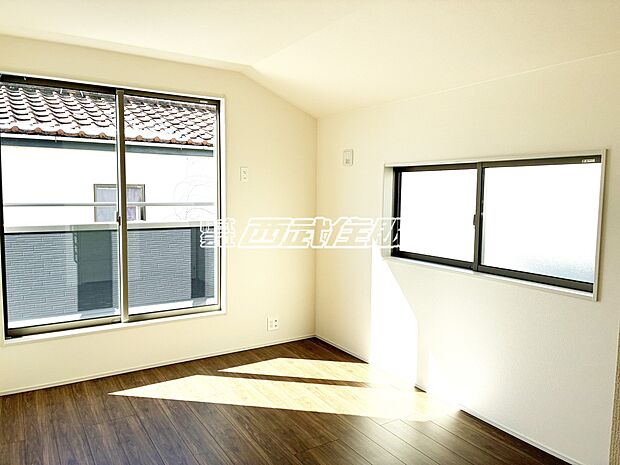 【2階・洋室】2面採光でバルコニーに面した明るいお部屋です。