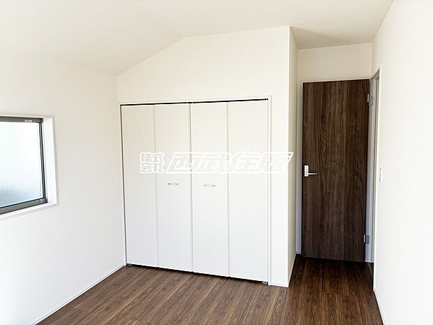 【2階・洋室】大きなクローゼットがある明るいお部屋です。