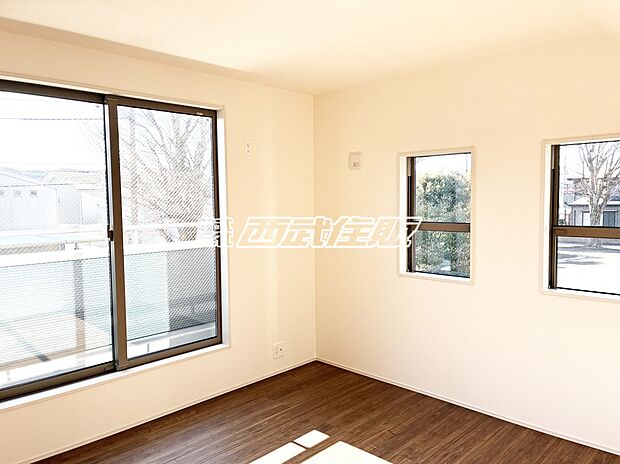 【2階・洋室】2面採光でバルコニーにも面した明るいお部屋です。
