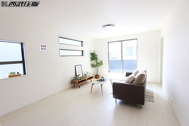 【リビング】やさしい陽の光を上手に取り込んで明るく、家族の憩いの場!同仕様写真