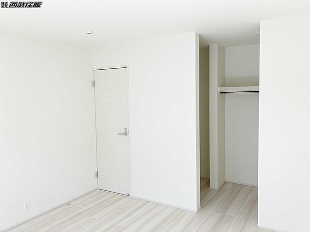 【洋室】【2階・洋室】8帖の主寝室は収納充実でバルコニーに面した明るいお部屋です。