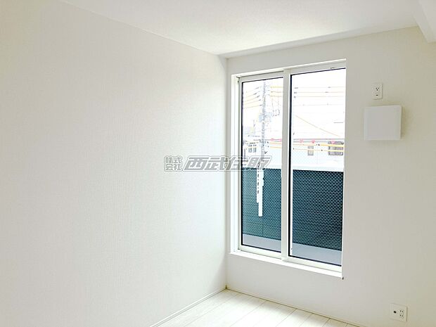 【洋室】【2階・洋室】バルコニーに面した明るいお部屋です。