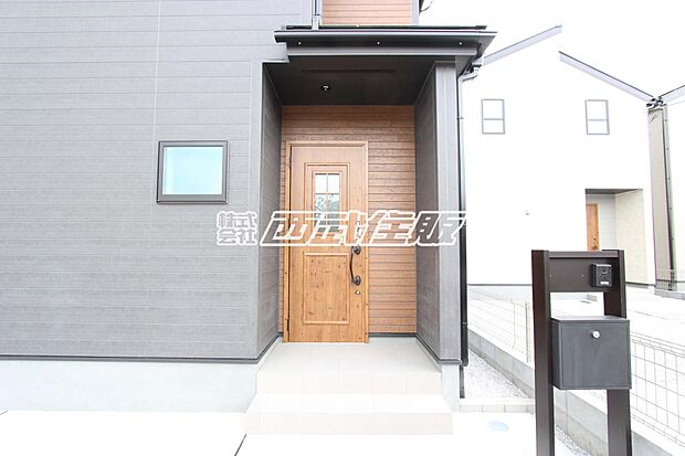 【玄関】【玄関】ブラウンの高級感のある玄関ドアがアクセントで素敵です！