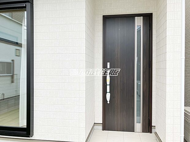 【玄関】【玄関ドア】お洒落な玄関ドアが素敵です。