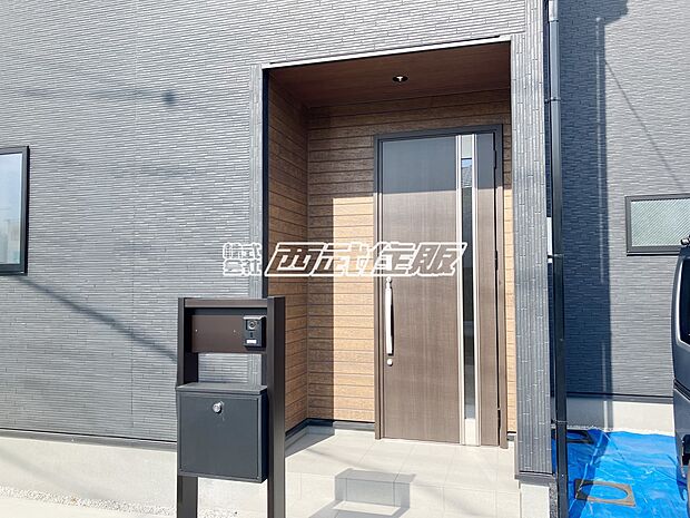 【玄関】【玄関】ブラウンの高級感のある玄関ドアがアクセントで素敵です！