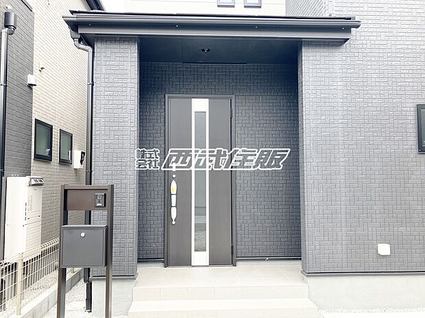 【玄関】【玄関】ブラウンの高級感のある玄関ドアがアクセントで素敵です！