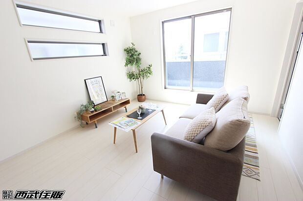 【リビング】【リビング】やさしい陽の光を上手に取り込んで明るく、家族の憩いの場!同仕様写真