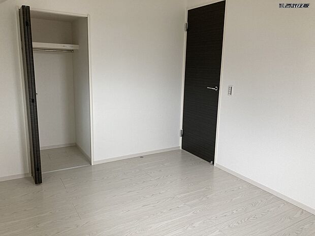 【洋室】【2階・洋室】クローゼットのある明るいお部屋です。同仕様写真