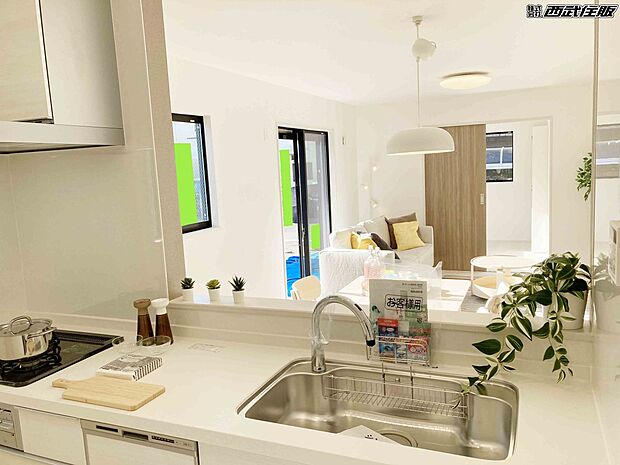 【キッチン】【対面キッチン】お料理をしながら家族や友達と会話が楽しめるのは嬉しいポイント♪同仕様写真