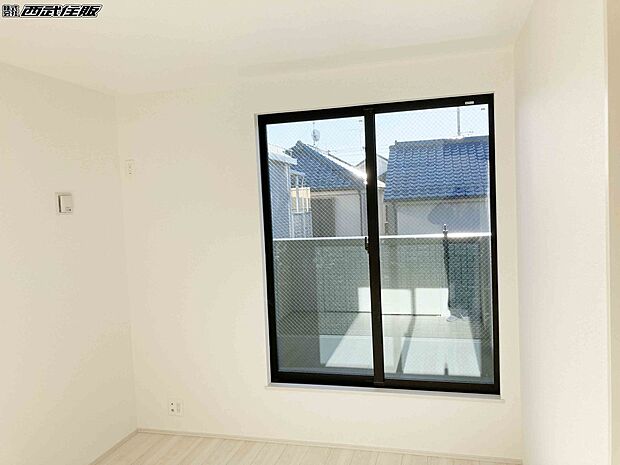 【洋室】【2階・洋室】2面採光でバルコニーにも面した明るいお部屋です。同仕様写真