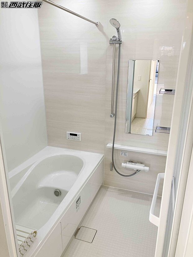 【浴室】【バスルーム】家事で疲れたママもゆったりと足を伸ばせる広さです。同仕様写真