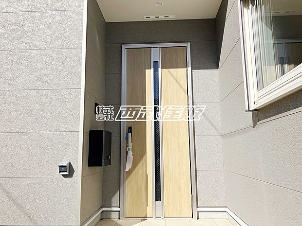 【玄関】【玄関】ナチュラルブラウンの玄関ドアが素敵なアクセントになってますね！