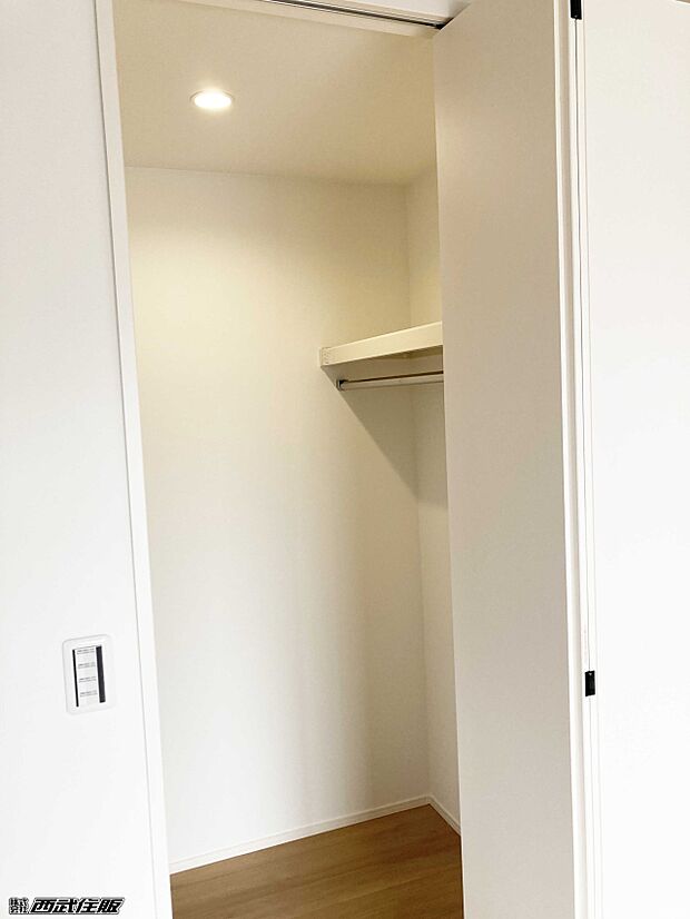 【ウォークインクローゼット】【2階・洋室】大きなウォークインクローク!贅沢でありがたい収納スペースです!同仕様写真