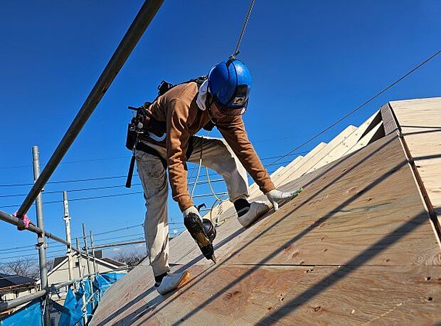 【I.D.S工法】I.D.S工法は、壁・床材のパネル化や工場でのプレカット、モジュール・プランの標準化を図るなど、様々な工夫を施すことで建築工程を合理化し、シンプルな構造で高い強度と耐久性・断熱性を実現する工法です。