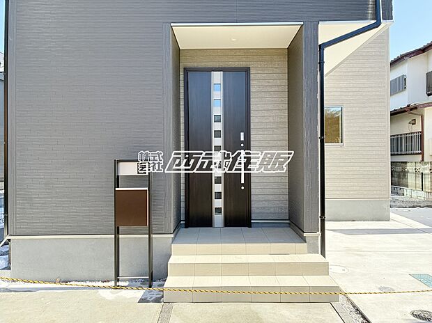 【玄関】【玄関】ブラウンの高級感のある玄関ドアがアクセントで素敵です!