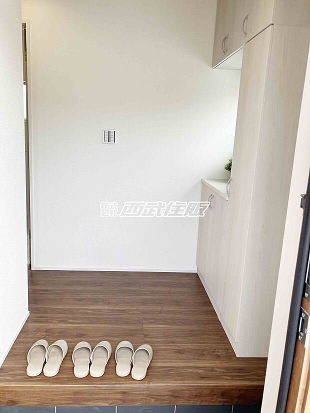 【玄関】【玄関ホール】スッキリとまとまった玄関ホール　同仕様写真