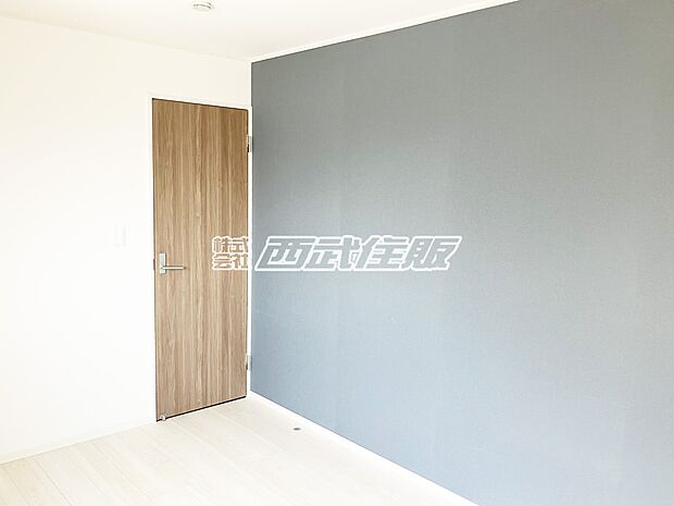 【洋室】【2階・洋室】アクセントクロスがお洒落で明るいお部屋！同仕様写真