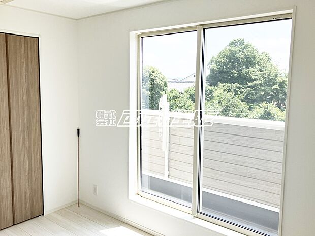 【洋室】【２階・洋室】バルコニーに面した大きな窓から陽射しがタップリ入ってきます。同仕様写真