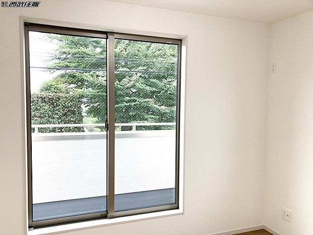 【洋室】【2階・洋室】2面採光でバルコニーにも面した明るいお部屋です。同仕様写真