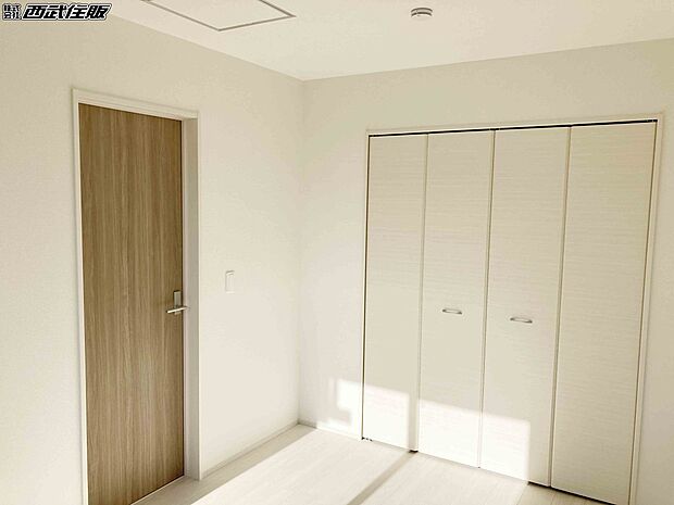 【洋室】【2階・洋室】大きなクローゼットがある明るいお部屋です。同仕様写真