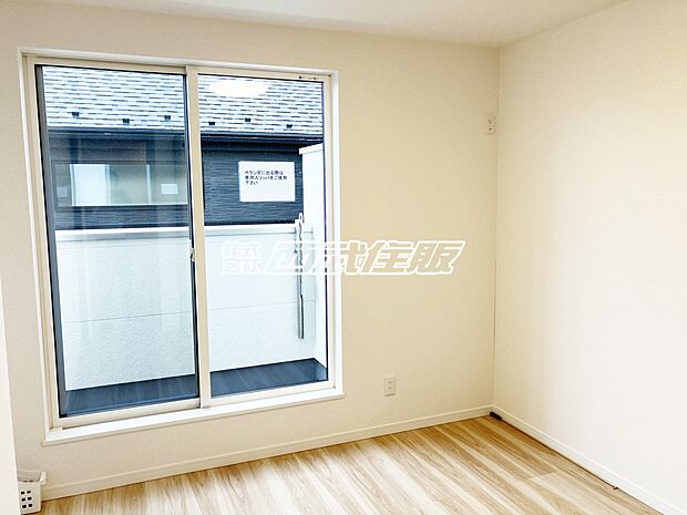 【洋室】【洋室】バルコニーに面した明るいお部屋です。同仕様写真